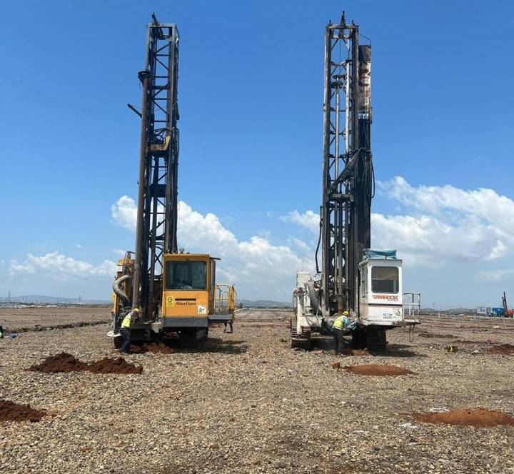 GES sahasında delgi makinaları ve operatörler