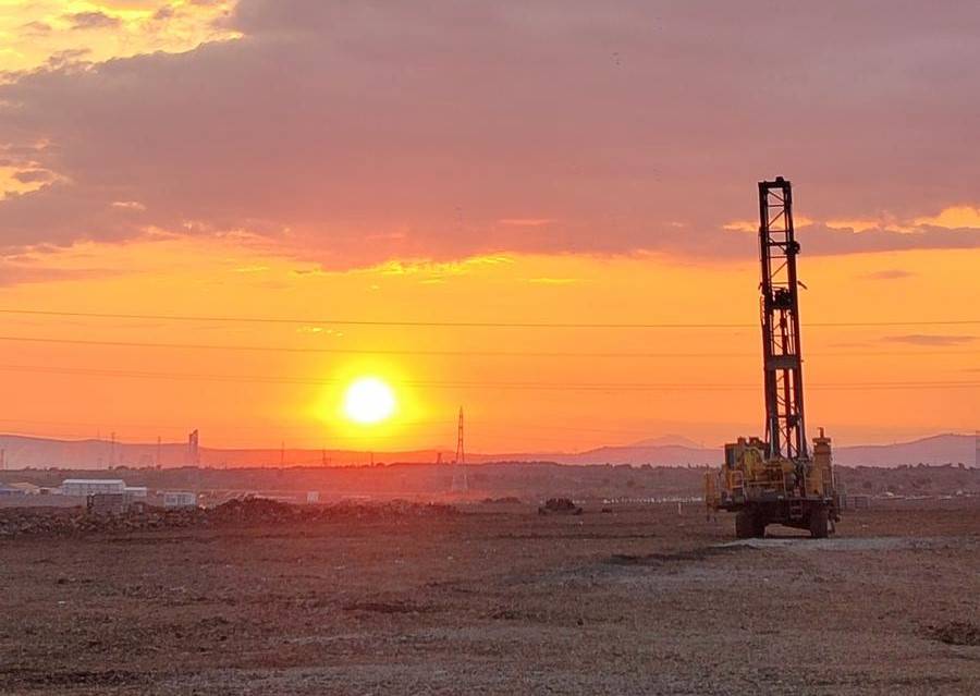 Gün batımında delgi makinası
