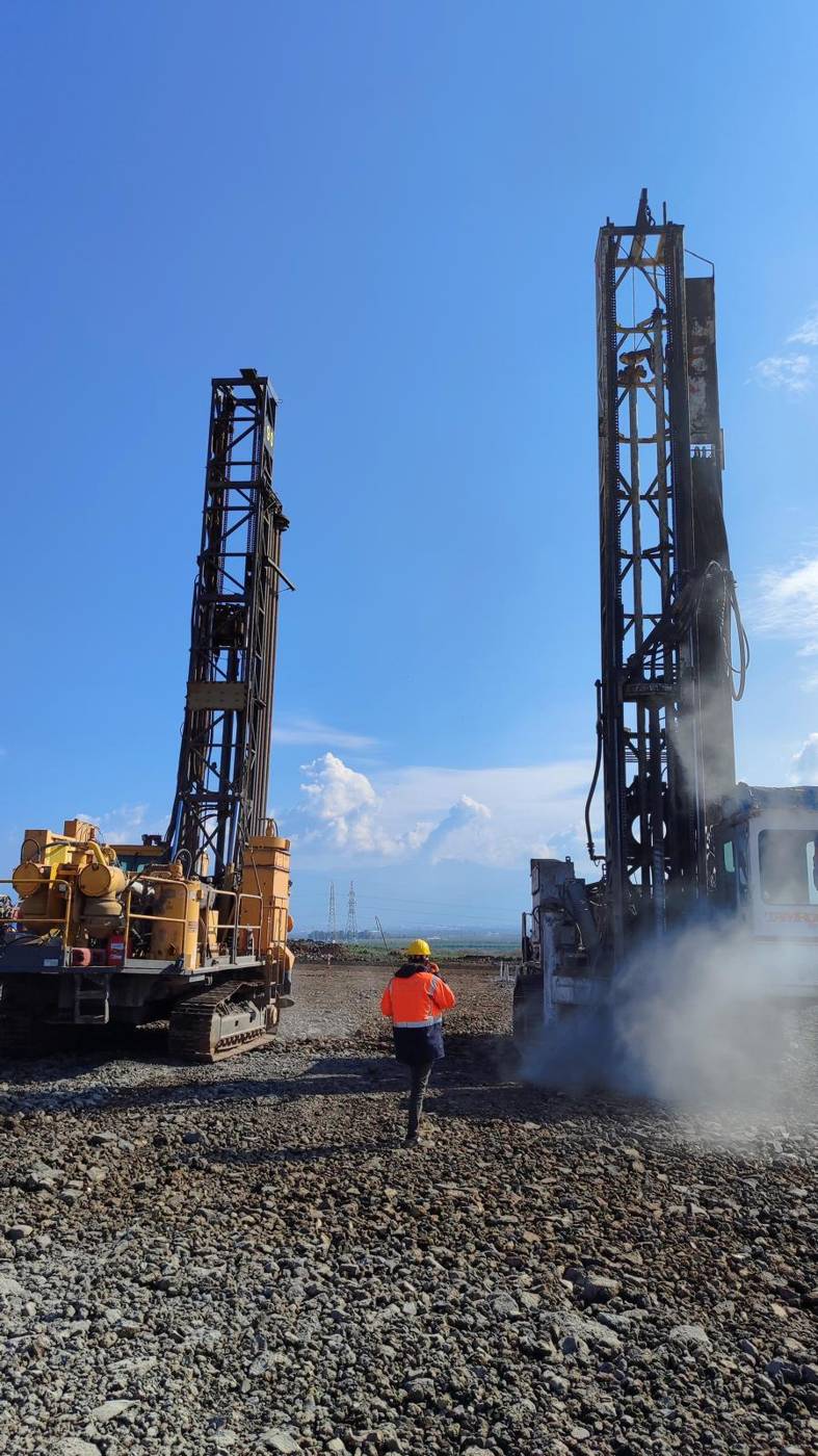 İki delgi makinası arasında saha sorumlusu